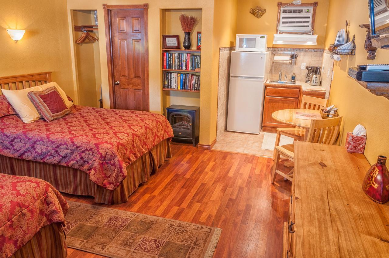 Holiday Lodge On Canyon Lake Bagian luar foto