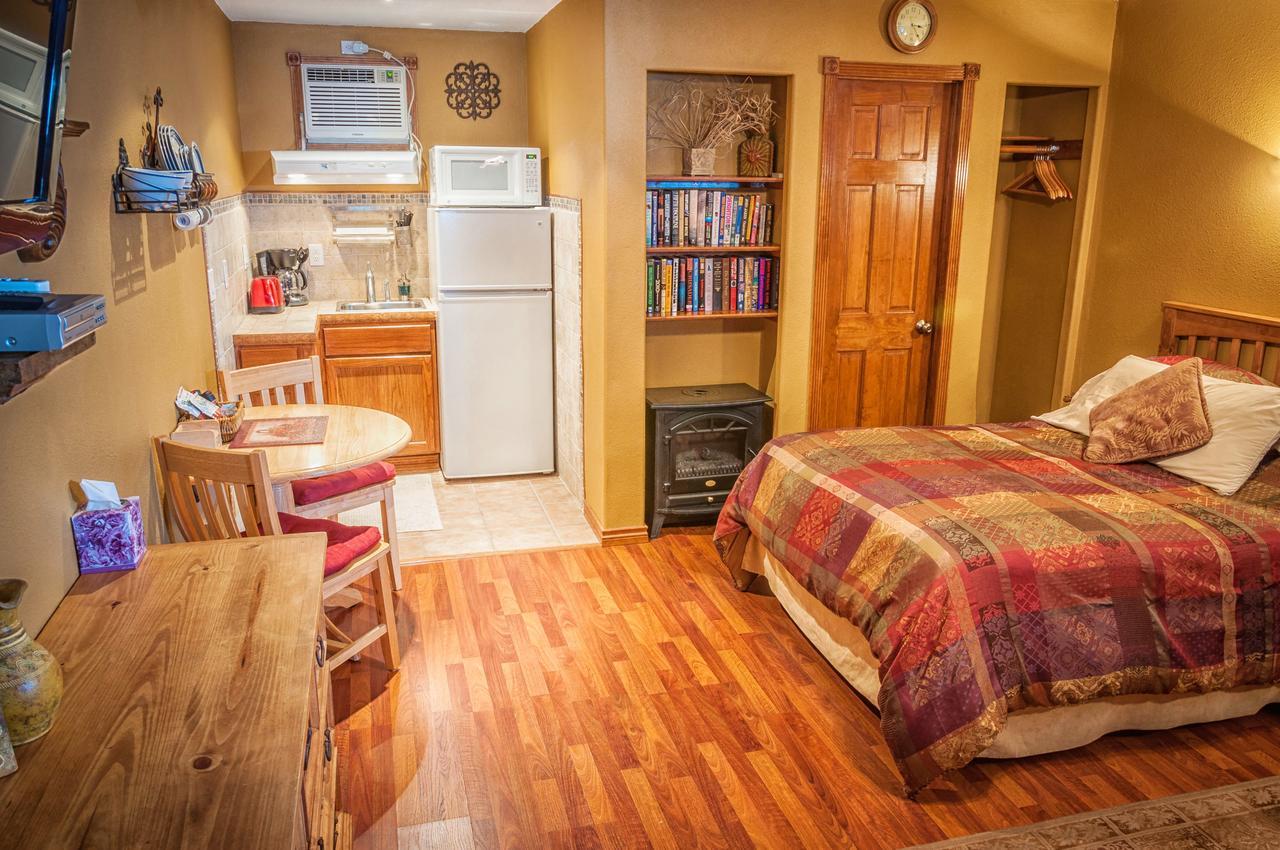 Holiday Lodge On Canyon Lake Bagian luar foto