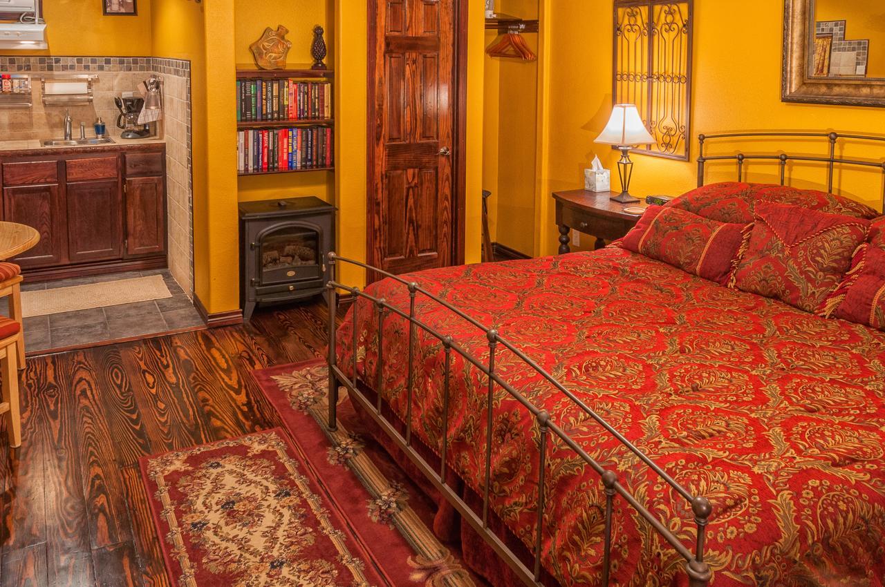 Holiday Lodge On Canyon Lake Bagian luar foto